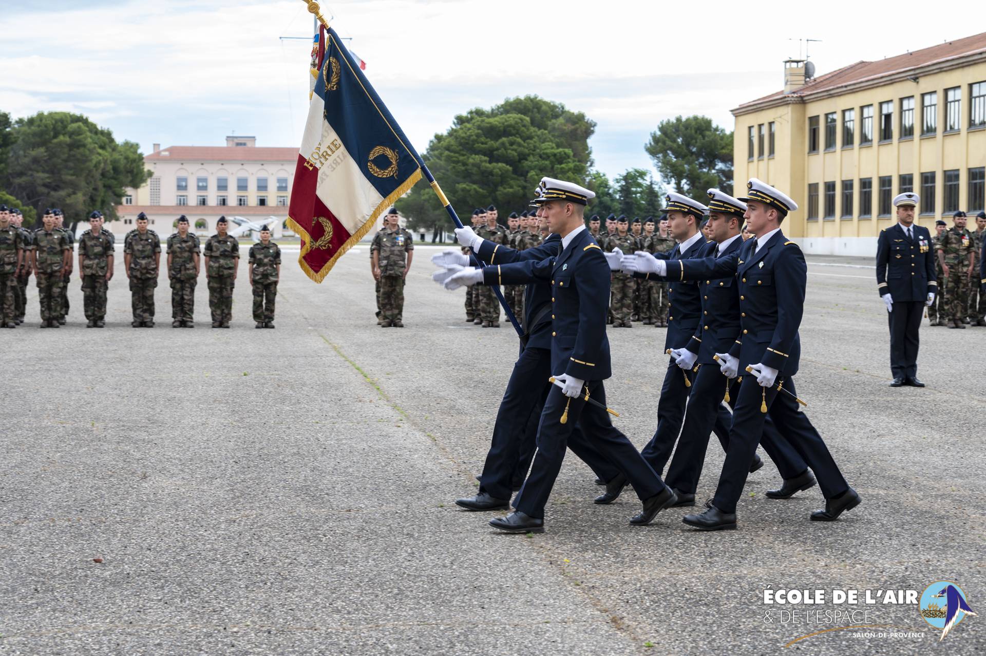 Présentation au Drapeau pour les OSC et VASP 2022 B ⋆ L'École de l'air et  de l'espace L'École de l'air et de l'espace